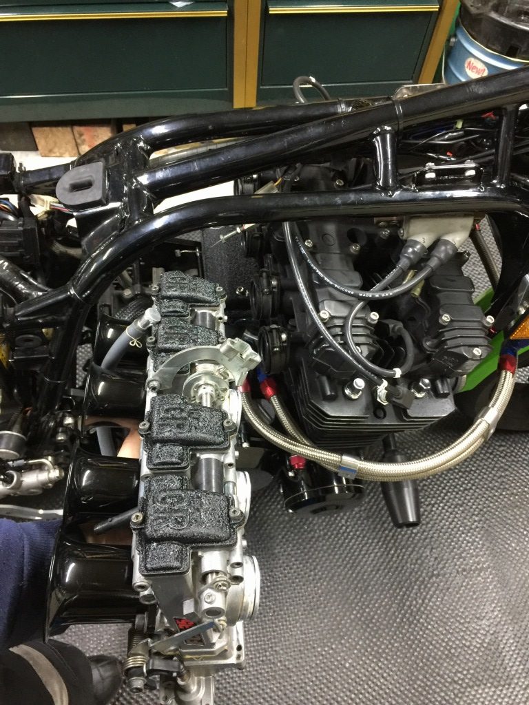 腰下を慎重かつ丁寧に組み立て : Z400GP専門店 エムゼクト つね