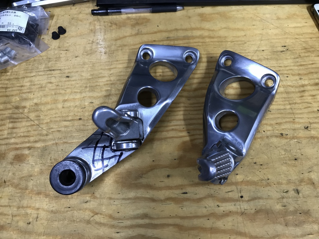 s1000rr HP4 タンデムステップシングル化/マフラーステー　カーボン s1000rr HP4 タンデムステップシングル化/マフラーステー