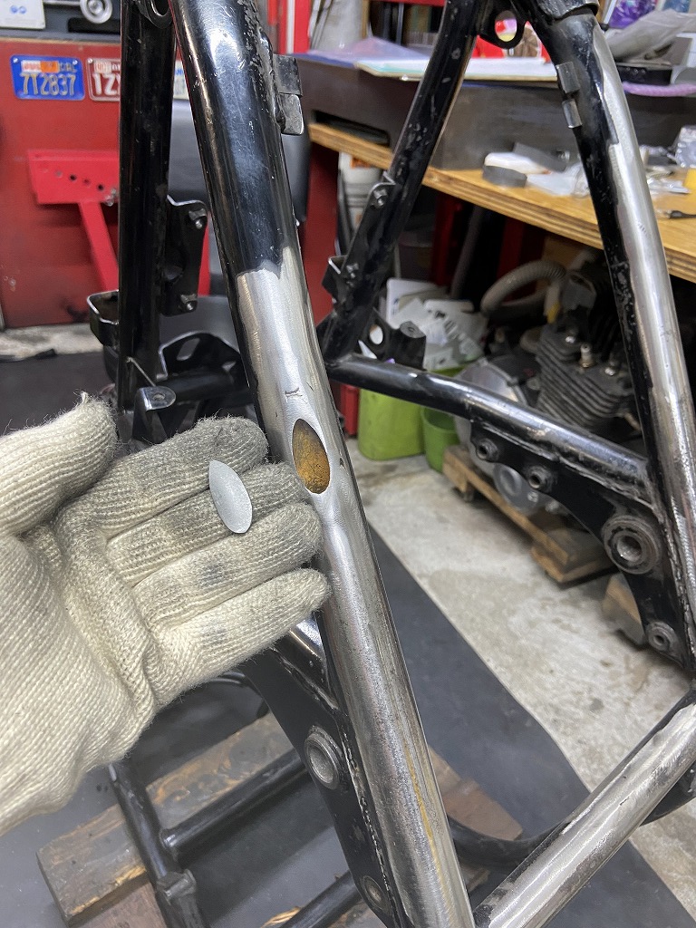 フレームに人差し指大の穴の開いた状態