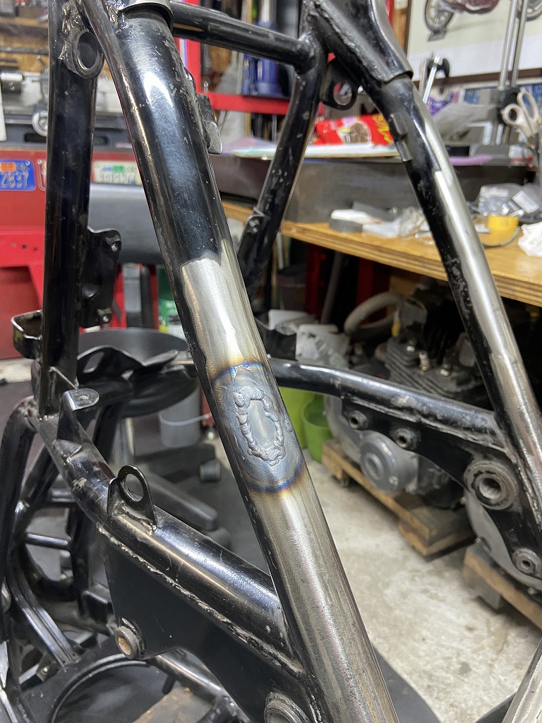 溶接して周りが少し盛り上がった状態