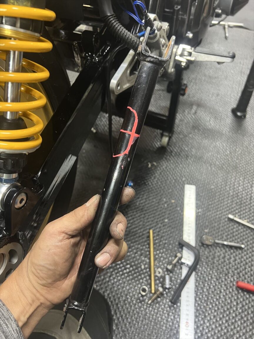 Z1000J1 A.Y様 ワイドホイールフィッティング トルクロッド逃げ加工